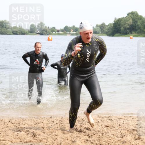 15.06.2025 - 27. Vierlanden-Triathlon Lena Gebhardt http://msf.ph/oto/8028577 15.06.2025 11:03:24 Schwimmen 645, 766, 793, 810 meine-sportfotos.de