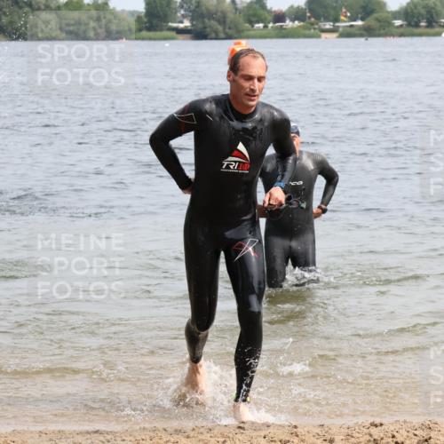 15.06.2025 - 27. Vierlanden-Triathlon Lena Gebhardt http://msf.ph/oto/8028579 15.06.2025 11:03:25 Schwimmen 645, 766, 793, 810 meine-sportfotos.de