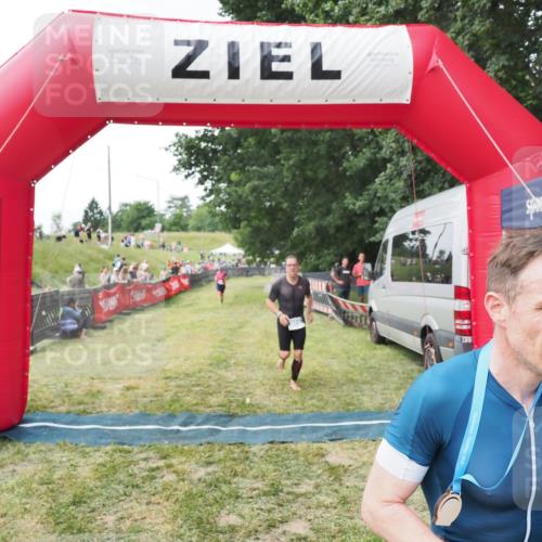 21.06.2025 - 27. Vierlanden-Triathlon MichiJ http://msf.ph/oto/8028583 15.06.2026 12:13:25 Ziel 867, 869 meine-sportfotos.de