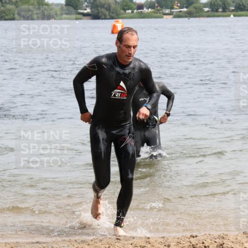 15.06.2025 - 27. Vierlanden-Triathlon Lena Gebhardt http://msf.ph/oto/8028585 15.06.2025 11:03:25 Schwimmen 645, 766, 793, 810 meine-sportfotos.de