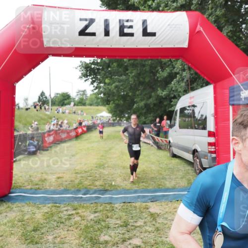 21.06.2025 - 27. Vierlanden-Triathlon MichiJ http://msf.ph/oto/8028592 15.06.2026 12:13:25 Ziel 867, 869 meine-sportfotos.de