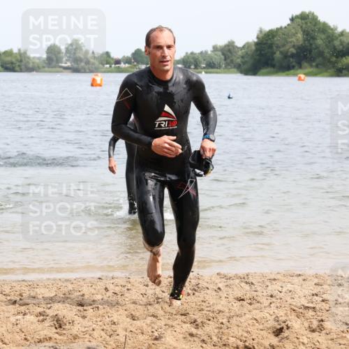 15.06.2025 - 27. Vierlanden-Triathlon Lena Gebhardt http://msf.ph/oto/8028599 15.06.2025 11:03:26 Schwimmen 645, 766, 793, 810 meine-sportfotos.de