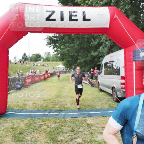 21.06.2025 - 27. Vierlanden-Triathlon MichiJ http://msf.ph/oto/8028600 15.06.2026 12:13:25 Ziel 867, 869 meine-sportfotos.de