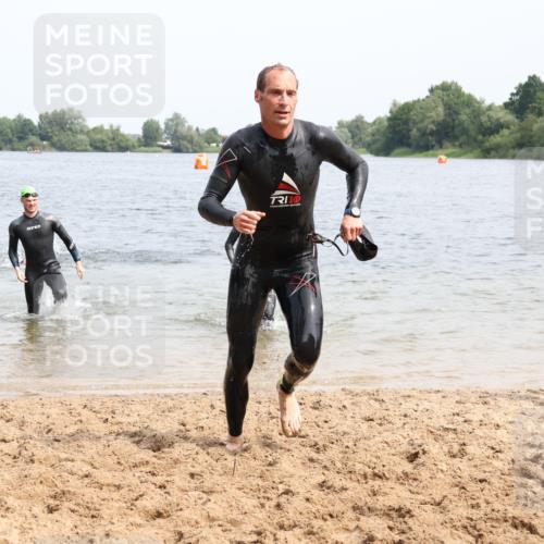 15.06.2025 - 27. Vierlanden-Triathlon Lena Gebhardt http://msf.ph/oto/8028604 15.06.2025 11:03:27 Schwimmen 645, 766, 793, 810 meine-sportfotos.de