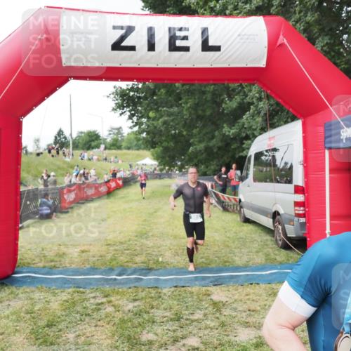 21.06.2025 - 27. Vierlanden-Triathlon MichiJ http://msf.ph/oto/8028609 15.06.2026 12:13:25 Ziel 867, 869 meine-sportfotos.de