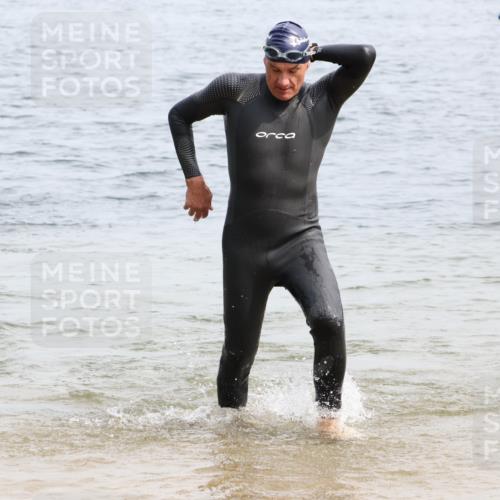 15.06.2025 - 27. Vierlanden-Triathlon Lena Gebhardt http://msf.ph/oto/8028617 15.06.2025 11:03:28 Schwimmen 645, 766, 793, 810, 822 meine-sportfotos.de