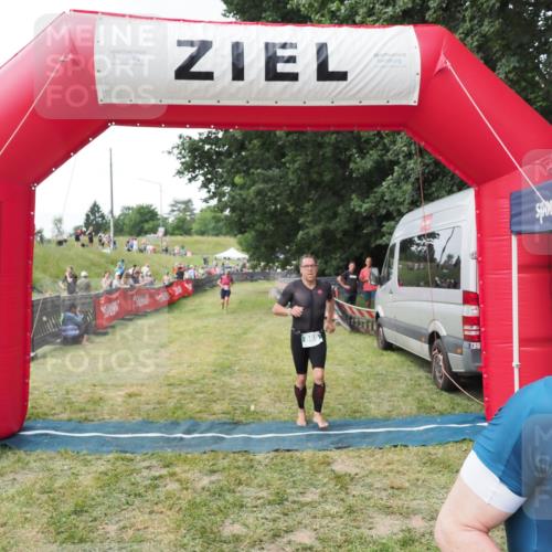 21.06.2025 - 27. Vierlanden-Triathlon MichiJ http://msf.ph/oto/8028618 15.06.2026 12:13:26 Ziel 867, 869 meine-sportfotos.de