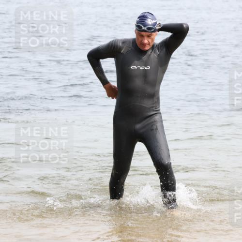 15.06.2025 - 27. Vierlanden-Triathlon Lena Gebhardt http://msf.ph/oto/8028620 15.06.2025 11:03:28 Schwimmen 645, 766, 793, 810, 822 meine-sportfotos.de