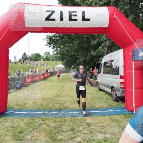 21.06.2025 - 27. Vierlanden-Triathlon MichiJ http://msf.ph/oto/8028625 15.06.2026 12:13:26 Ziel 867, 869 meine-sportfotos.de