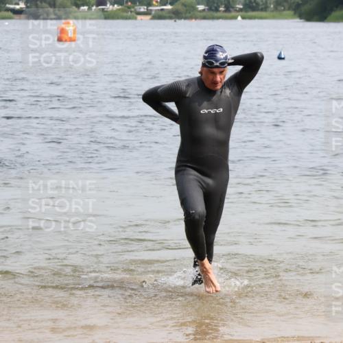 15.06.2025 - 27. Vierlanden-Triathlon Lena Gebhardt http://msf.ph/oto/8028627 15.06.2025 11:03:28 Schwimmen 645, 766, 793, 810, 822 meine-sportfotos.de