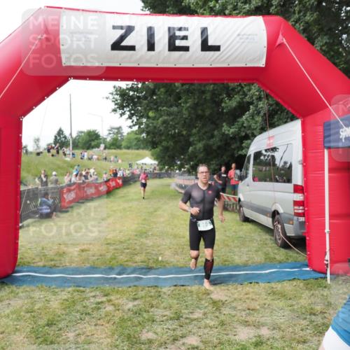 21.06.2025 - 27. Vierlanden-Triathlon MichiJ http://msf.ph/oto/8028632 15.06.2026 12:13:26 Ziel 867, 869 meine-sportfotos.de