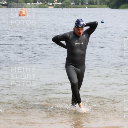 15.06.2025 - 27. Vierlanden-Triathlon Lena Gebhardt http://msf.ph/oto/8028633 15.06.2025 11:03:28 Schwimmen 645, 766, 793, 810, 822 meine-sportfotos.de