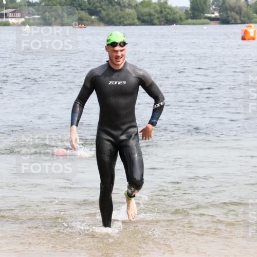 15.06.2025 - 27. Vierlanden-Triathlon Lena Gebhardt http://msf.ph/oto/8028638 15.06.2025 11:03:29 Schwimmen 645, 766, 793, 810, 822 meine-sportfotos.de