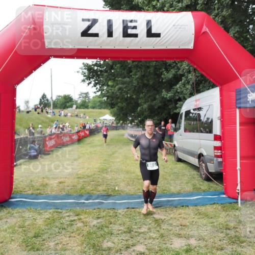21.06.2025 - 27. Vierlanden-Triathlon MichiJ http://msf.ph/oto/8028639 15.06.2026 12:13:26 Ziel 867, 869 meine-sportfotos.de