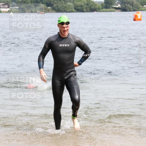 15.06.2025 - 27. Vierlanden-Triathlon Lena Gebhardt http://msf.ph/oto/8028643 15.06.2025 11:03:29 Schwimmen 645, 766, 793, 810, 822 meine-sportfotos.de