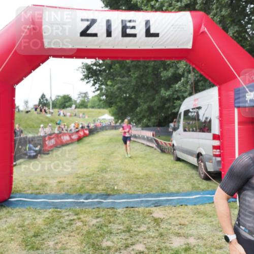 21.06.2025 - 27. Vierlanden-Triathlon MichiJ http://msf.ph/oto/8028645 15.06.2026 12:13:29 Ziel 251, 869 meine-sportfotos.de
