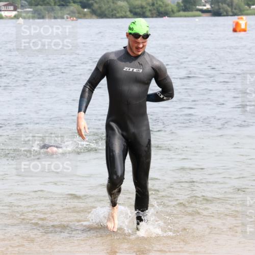 15.06.2025 - 27. Vierlanden-Triathlon Lena Gebhardt http://msf.ph/oto/8028653 15.06.2025 11:03:30 Schwimmen 645, 766, 793, 810, 822 meine-sportfotos.de