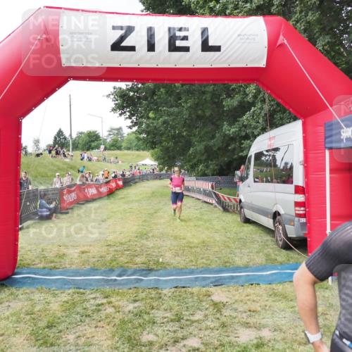 21.06.2025 - 27. Vierlanden-Triathlon MichiJ http://msf.ph/oto/8028663 15.06.2026 12:13:30 Ziel 251, 869 meine-sportfotos.de