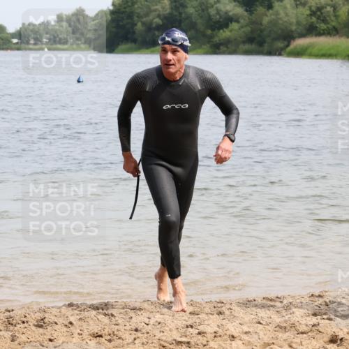 15.06.2025 - 27. Vierlanden-Triathlon Lena Gebhardt http://msf.ph/oto/8028666 15.06.2025 11:03:31 Schwimmen 645, 766, 793, 810, 822 meine-sportfotos.de
