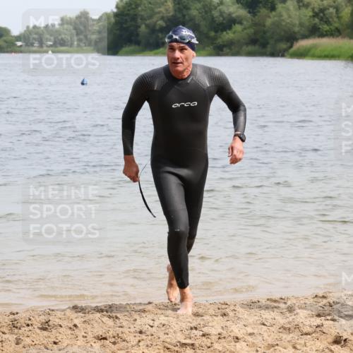 15.06.2025 - 27. Vierlanden-Triathlon Lena Gebhardt http://msf.ph/oto/8028671 15.06.2025 11:03:31 Schwimmen 645, 766, 793, 810, 822 meine-sportfotos.de