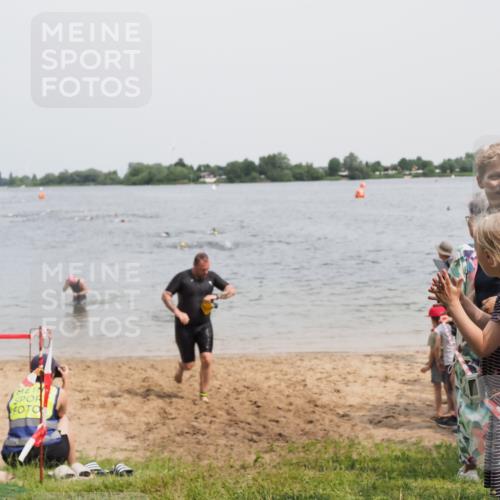 21.06.2025 - 27. Vierlanden-Triathlon MichiJ http://msf.ph/oto/8028674 15.06.2026 10:58:54 Schwimmen 709, 743, 760 meine-sportfotos.de