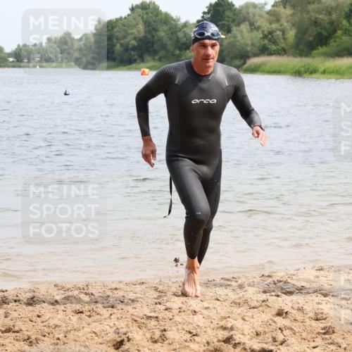 15.06.2025 - 27. Vierlanden-Triathlon Lena Gebhardt http://msf.ph/oto/8028675 15.06.2025 11:03:31 Schwimmen 645, 766, 793, 810, 822 meine-sportfotos.de
