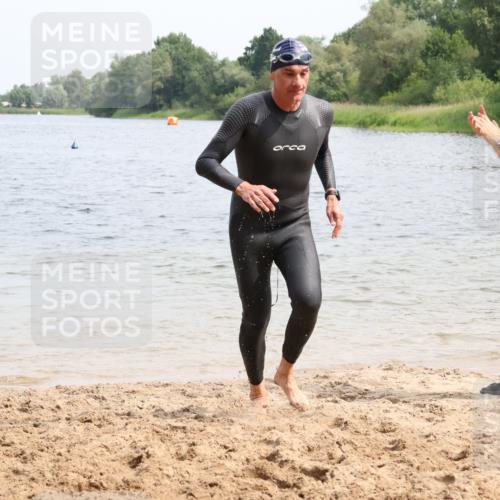 15.06.2025 - 27. Vierlanden-Triathlon Lena Gebhardt http://msf.ph/oto/8028686 15.06.2025 11:03:32 Schwimmen 645, 766, 793, 810, 822 meine-sportfotos.de