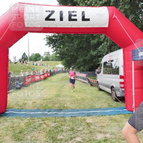 21.06.2025 - 27. Vierlanden-Triathlon MichiJ http://msf.ph/oto/8028688 15.06.2026 12:13:30 Ziel 251, 869 meine-sportfotos.de