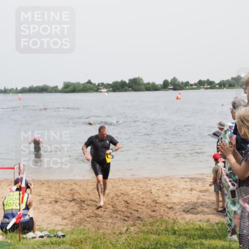 21.06.2025 - 27. Vierlanden-Triathlon MichiJ http://msf.ph/oto/8028690 15.06.2026 10:58:54 Schwimmen 709, 743, 760 meine-sportfotos.de