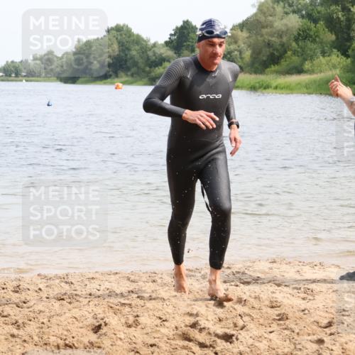 15.06.2025 - 27. Vierlanden-Triathlon Lena Gebhardt http://msf.ph/oto/8028692 15.06.2025 11:03:32 Schwimmen 645, 766, 793, 810, 822 meine-sportfotos.de