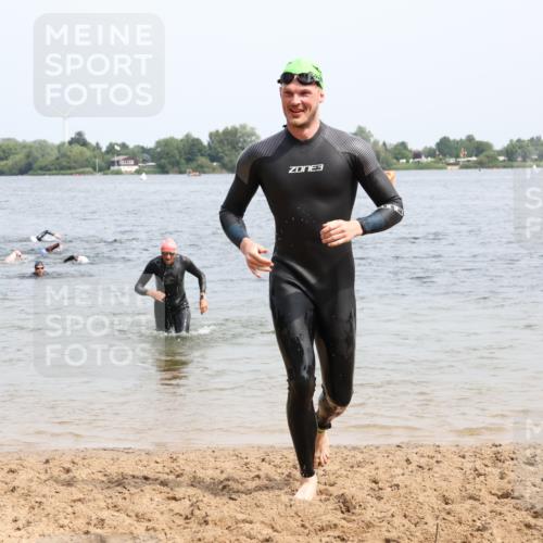 15.06.2025 - 27. Vierlanden-Triathlon Lena Gebhardt http://msf.ph/oto/8028696 15.06.2025 11:03:33 Schwimmen 645, 766, 793, 810, 822 meine-sportfotos.de