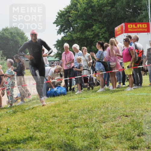 15.06.2025 - 27. Vierlanden-Triathlon KatJ http://msf.ph/oto/8028697 15.06.2025 11:03:42 Schwimmen 766, 810, 822 meine-sportfotos.de