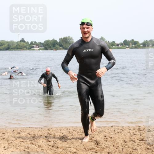 15.06.2025 - 27. Vierlanden-Triathlon Lena Gebhardt http://msf.ph/oto/8028702 15.06.2025 11:03:33 Schwimmen 645, 766, 793, 810, 822 meine-sportfotos.de