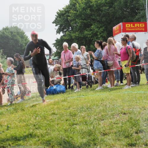15.06.2025 - 27. Vierlanden-Triathlon KatJ http://msf.ph/oto/8028706 15.06.2025 11:03:42 Schwimmen 766, 810, 822 meine-sportfotos.de