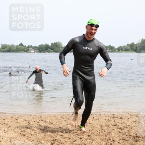 15.06.2025 - 27. Vierlanden-Triathlon Lena Gebhardt http://msf.ph/oto/8028709 15.06.2025 11:03:33 Schwimmen 645, 766, 793, 810, 822 meine-sportfotos.de