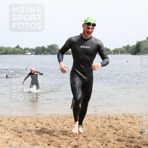 15.06.2025 - 27. Vierlanden-Triathlon Lena Gebhardt http://msf.ph/oto/8028714 15.06.2025 11:03:33 Schwimmen 645, 766, 793, 810, 822 meine-sportfotos.de