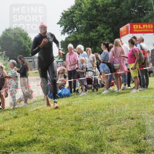 15.06.2025 - 27. Vierlanden-Triathlon KatJ http://msf.ph/oto/8028717 15.06.2025 11:03:42 Schwimmen 766, 810, 822 meine-sportfotos.de