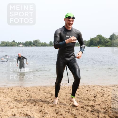 15.06.2025 - 27. Vierlanden-Triathlon Lena Gebhardt http://msf.ph/oto/8028719 15.06.2025 11:03:33 Schwimmen 645, 766, 793, 810, 822 meine-sportfotos.de