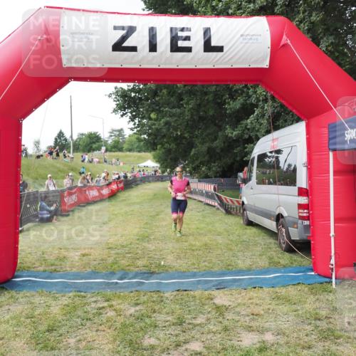 21.06.2025 - 27. Vierlanden-Triathlon MichiJ http://msf.ph/oto/8028722 15.06.2026 12:13:31 Ziel 251, 869 meine-sportfotos.de