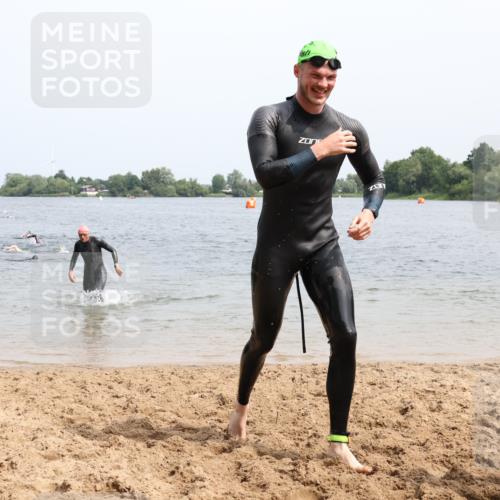 15.06.2025 - 27. Vierlanden-Triathlon Lena Gebhardt http://msf.ph/oto/8028723 15.06.2025 11:03:33 Schwimmen 645, 766, 793, 810, 822 meine-sportfotos.de