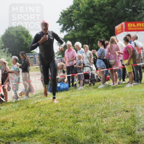15.06.2025 - 27. Vierlanden-Triathlon KatJ http://msf.ph/oto/8028724 15.06.2025 11:03:42 Schwimmen 766, 810, 822 meine-sportfotos.de
