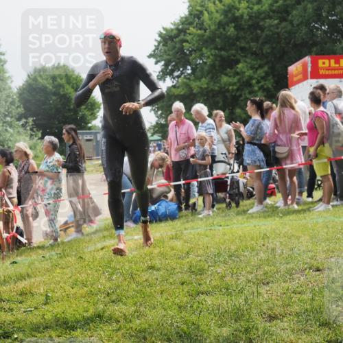 15.06.2025 - 27. Vierlanden-Triathlon KatJ http://msf.ph/oto/8028739 15.06.2025 11:03:42 Schwimmen 766, 810, 822 meine-sportfotos.de