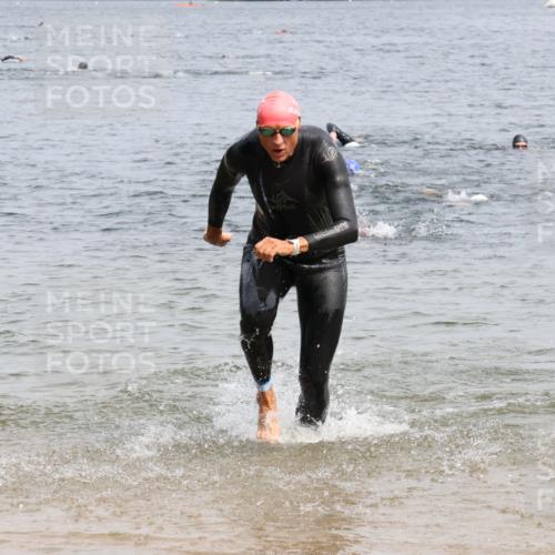 15.06.2025 - 27. Vierlanden-Triathlon Lena Gebhardt http://msf.ph/oto/8028746 15.06.2025 11:03:35 Schwimmen 645, 766, 793, 810, 822 meine-sportfotos.de