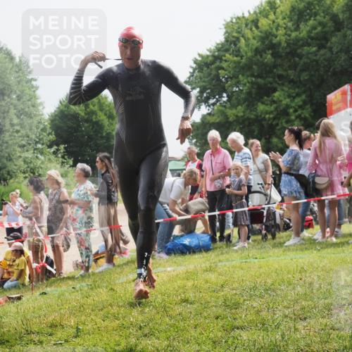 15.06.2025 - 27. Vierlanden-Triathlon KatJ http://msf.ph/oto/8028754 15.06.2025 11:03:43 Schwimmen 766, 810, 822 meine-sportfotos.de