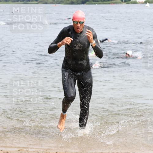 15.06.2025 - 27. Vierlanden-Triathlon Lena Gebhardt http://msf.ph/oto/8028755 15.06.2025 11:03:36 Schwimmen 766, 793, 810, 822 meine-sportfotos.de