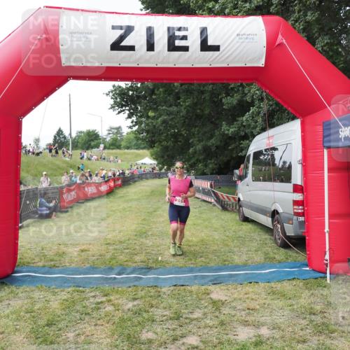 21.06.2025 - 27. Vierlanden-Triathlon MichiJ http://msf.ph/oto/8028756 15.06.2026 12:13:31 Ziel 251, 869 meine-sportfotos.de