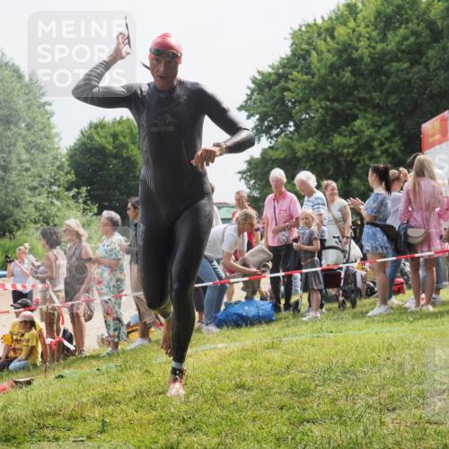15.06.2025 - 27. Vierlanden-Triathlon KatJ http://msf.ph/oto/8028761 15.06.2025 11:03:43 Schwimmen 766, 810, 822 meine-sportfotos.de