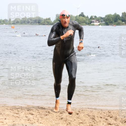 15.06.2025 - 27. Vierlanden-Triathlon Lena Gebhardt http://msf.ph/oto/8028776 15.06.2025 11:03:38 Schwimmen 766, 810, 822 meine-sportfotos.de