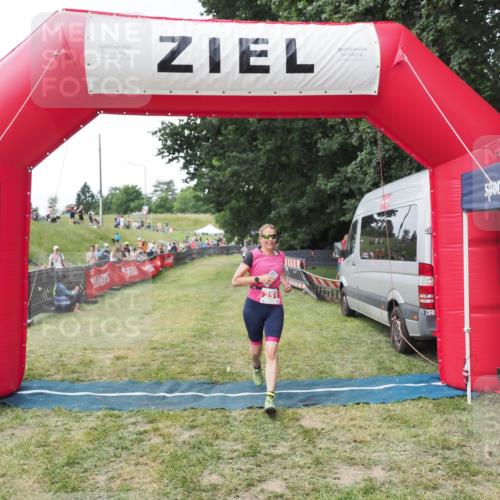 21.06.2025 - 27. Vierlanden-Triathlon MichiJ http://msf.ph/oto/8028788 15.06.2026 12:13:32 Ziel 251, 869 meine-sportfotos.de