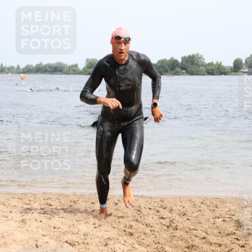 15.06.2025 - 27. Vierlanden-Triathlon Lena Gebhardt http://msf.ph/oto/8028793 15.06.2025 11:03:38 Schwimmen 766, 810, 822 meine-sportfotos.de
